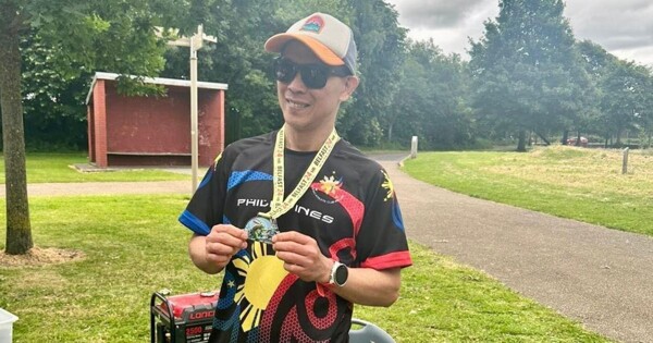 Филиппинский бегун становится чемпионом на Чемпионате Ультрамарафона в Белфасте